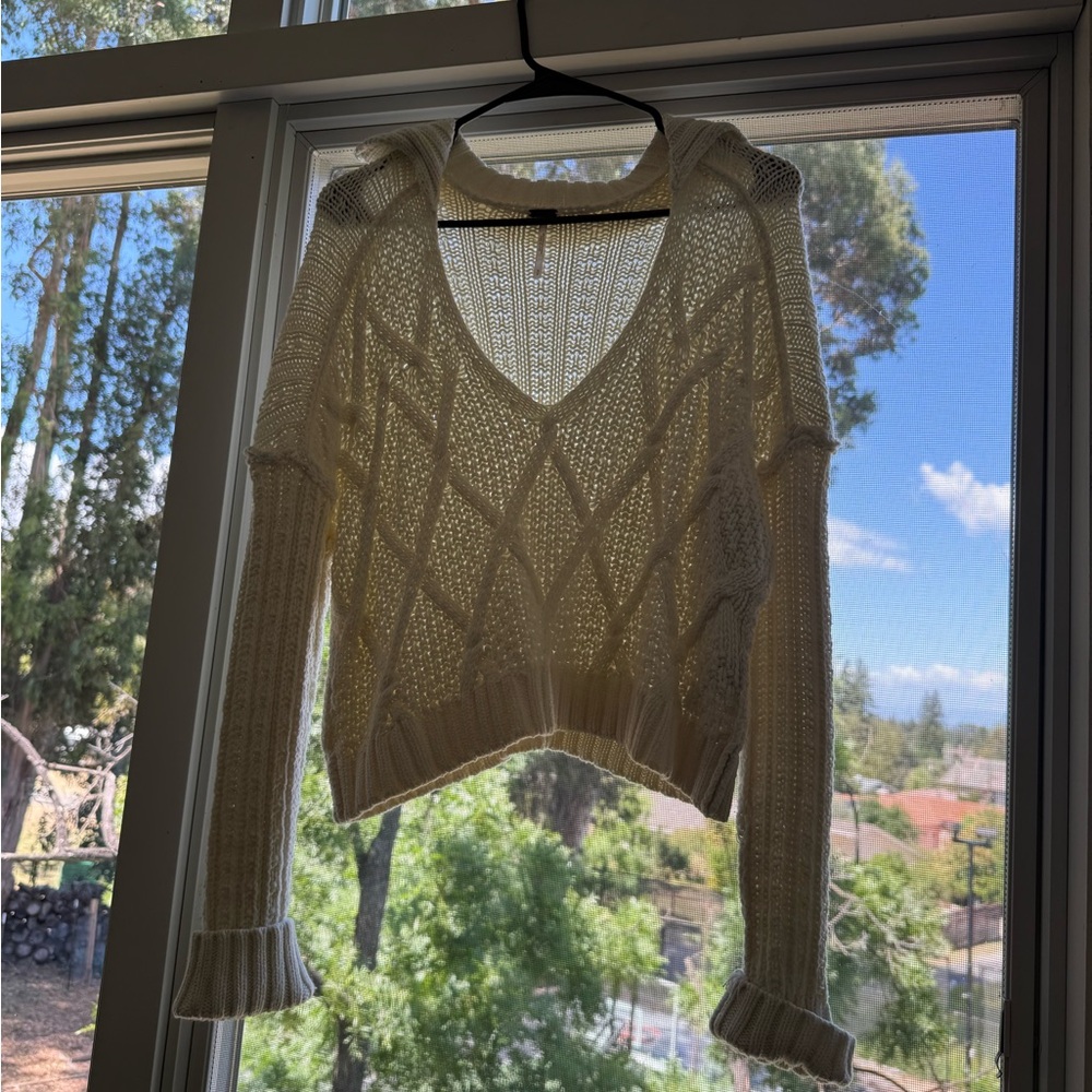 Traveler Cable Pullover